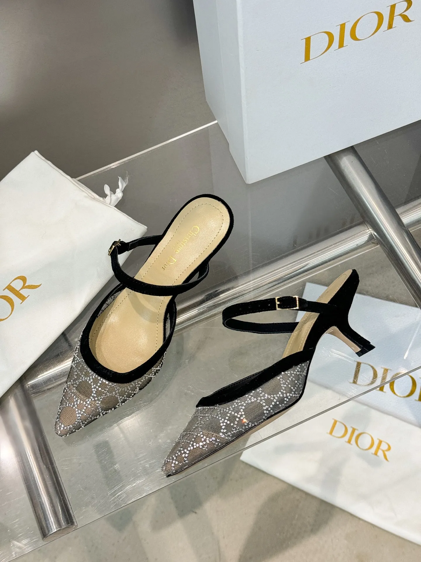 👟👟Ex-factory price 580👟👟 Dior 2025 spring and summer catwalk new style bling...bling...crystal shoes Capture series high-heeled women's shoes Star-same rhinestone square toe cannage pattern cat heel slip-on sandals The top high-end version on the market Exclusive sale Material: Original custom mesh inlaid with hot Australian rhinestones + water-dyed sheepskin feet + original molded hardware buckles + Italian leather outsole Heel height: 6.5CM/9.5CM size: 34-43 (34.40.41.42.43. Customized, non-refundable)